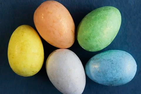 Several multi-colored decorative eggs on blue background. Easter concept. Foto stock