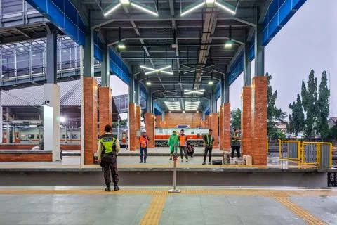 Several people are present on the platform Foto stock