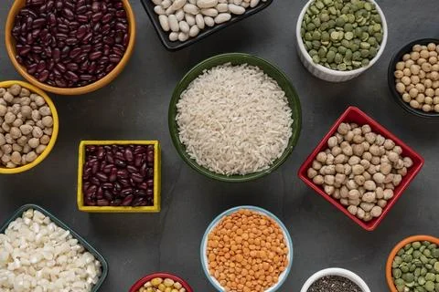 Several pots with raw grains for preparing healthy food Foto stock
