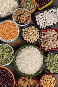 Several pots with raw grains for preparing healthy food Foto stock