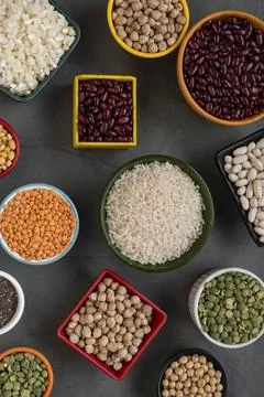 Several pots with raw grains for preparing healthy food Foto stock