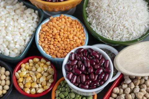 Several pots with raw grains for preparing healthy food Foto stock