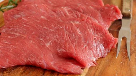 Several raw beef steaks, close-up, on a cutting board Foto stock