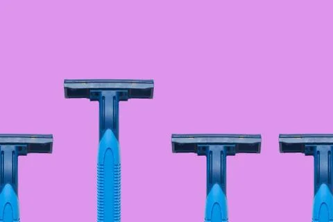 Several razors in the background. One is higher than the rest. Leadership con Stockillustratie