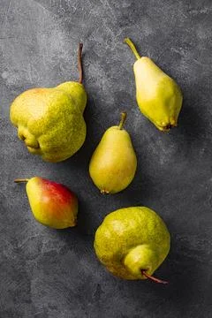 Several ripe pears on gray background top view, trending ugly fruits vertic.. Stock-Fotos