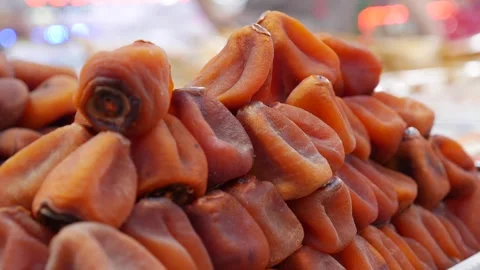 Several rows of dried persimmons arranged in pyramid formation on a public 库存影片 333046478