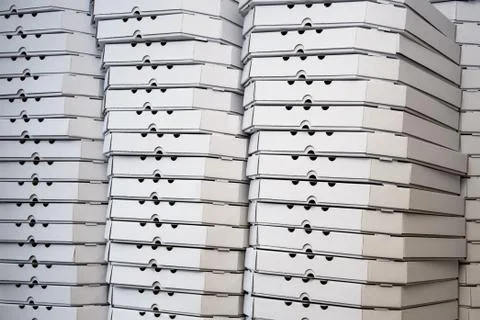 Several rows of pizza boxes, white pizza packing containers Foto stock