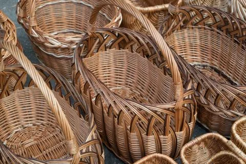 Several rows of wicker baskets. Baskets are woven from vines. Foto stock