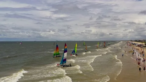 Several sailboats launch from the beach Video stock 205082865