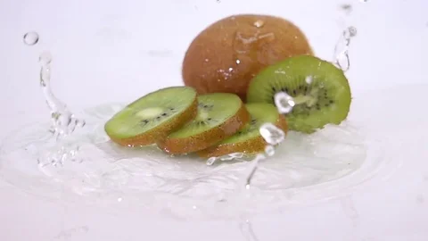 A Several Slices of Kiwi are Falling on the Table. Vídeos de archivo 73551472