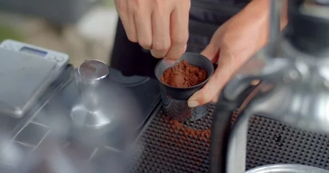 Several small needles evenly distribute the ground coffee bean. Vídeo Stock 243960674