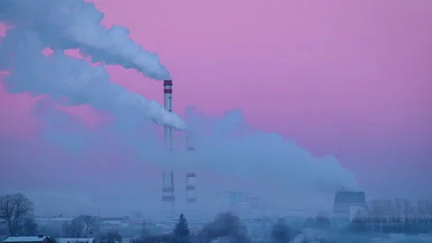 Several smokestacks against a background of purple sky Vídeos de archivo 170783084