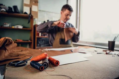 Several spools of colored thread on the desktop of a tailor, who is in the Foto stock