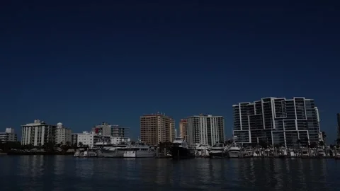 Several structures under a cloudless bluish sky. Vidéo 331126491