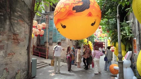 Several tourists can seen exploring Kwai Chai Hong Vidéo 316797507
