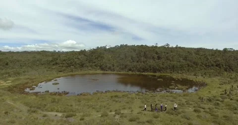 Several tourists Walking Around the Small Lagoon in the Paramo Vídeo Stock 141066355