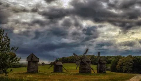 Several windmills stand in the field. Foto stock
