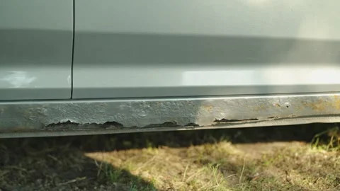 Severe rust and corrosion damage the rocker panel of silver car Vídeos de archivo 339630367
