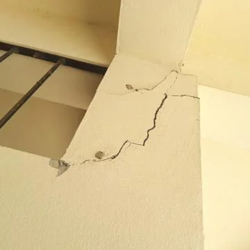 Severe structural crack on concrete building column requiring urgent profes.. Stock Photos