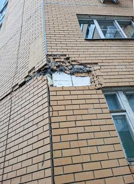 Severe structural damage on brick wall of a modern residential building wit.. Stock Photos