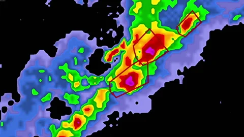 Severe thunderstorm approaching with tornado warning on weather radar screen Vídeo Stock 153129170