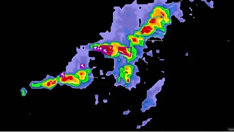 Severe Thunderstorms with tornado warning on severe weather radar screen Vídeo Stock 158589679