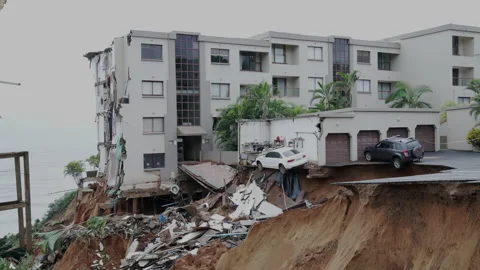 A severely damaged building balancing on the edge of a huge landslide. Vídeo Stock 200130942