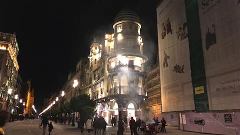 Seville's Edificio de la Adriatica with Tourists and Mysterious Smoke 库存影片 252604218