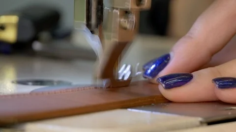 Sew the skin strap, sewing machine detail, leather workshop Vídeos de archivo 118135910
