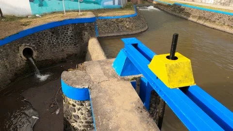 Sewer Irrigation System Pond Stone Wall And Iron Fence Gate Handle Control Vidéo 152865214