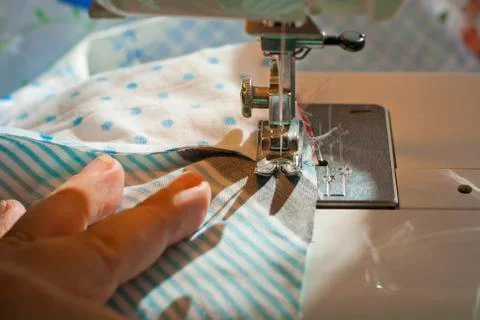 Sewin patchwork blanket on sewing-machine Fotos de archivo
