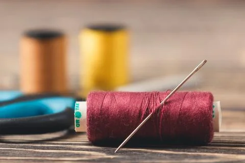 Sewing background with color threads and scissors Foto stock