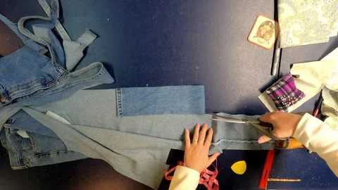 Sewing Cloth thread sewing machine scissors cutting creating 库存影片 327043533