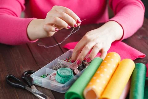 Sewing craft needle textile thread in human finger 库存照片