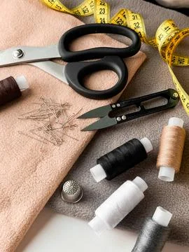 Sewing essentials. Scissors, measuring tape, threads, pins, and fabric for home Foto stock