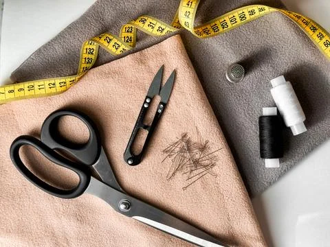 Sewing essentials. Tailoring tools with fabric, scissors, and measuring tape for Foto stock