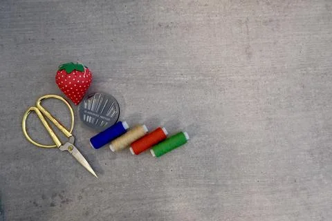 Sewing Kit with Pincushion Thread Spools Needles and Scissors Flat Lay Foto stock