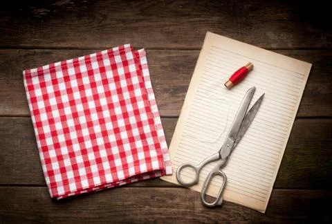 Sewing kit. Scissors, bobbins with thread and needles on the old wooden Foto stock