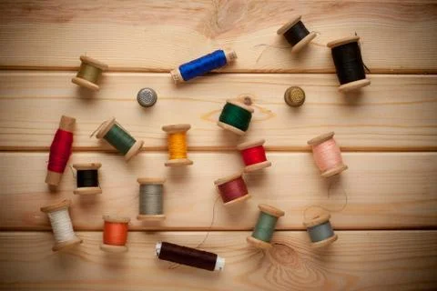 Sewing kit. Scissors, bobbins with thread and needles on the old wooden Foto stock