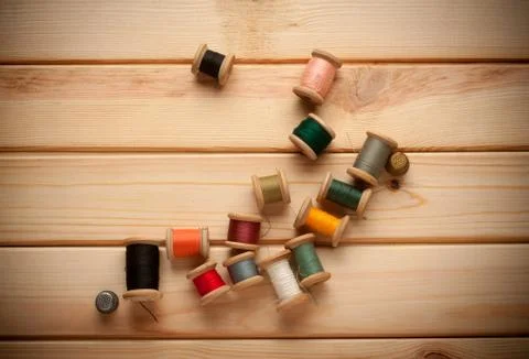 Sewing kit. Scissors, bobbins with thread and needles on the old wooden Foto stock