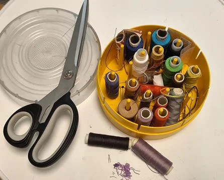 Sewing kit: threads, scissors and sewing accessories 스톡 사진