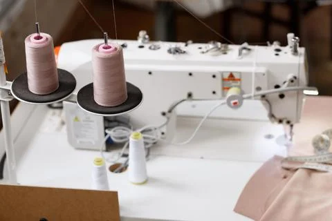 Sewing machine and threads at work Stock-Fotos