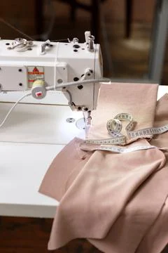 Sewing machine with cloth on the table Foto stock