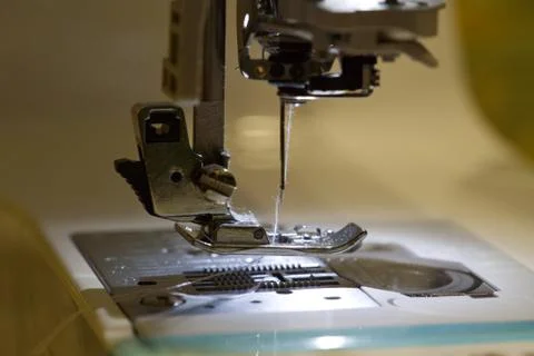 Sewing machine with focus on needle, shallow depth of field Foto stock