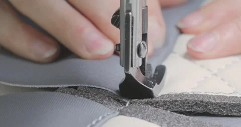 Sewing machine makes a seam on fabric. Sewing process. Industrial sewing machine Vidéo 330441180