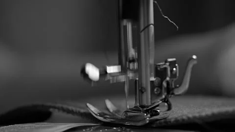 Sewing machine needle repeatedly pierces blue fabric in slow motion Vidéo 289824013