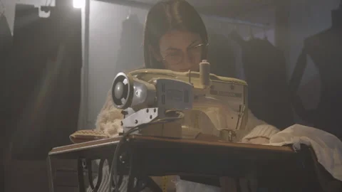 Sewing machine with Operating women Video stock 220015231