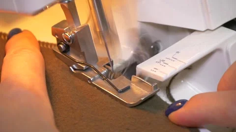 Sewing machine in operation. 库存影片 335295878