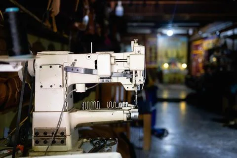 Sewing machine in original workshop close-up without people. Foto stock