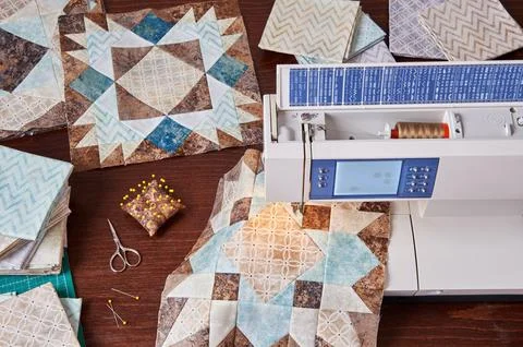 Sewing machine with patchwork block of quilt, top view Stock-Fotos